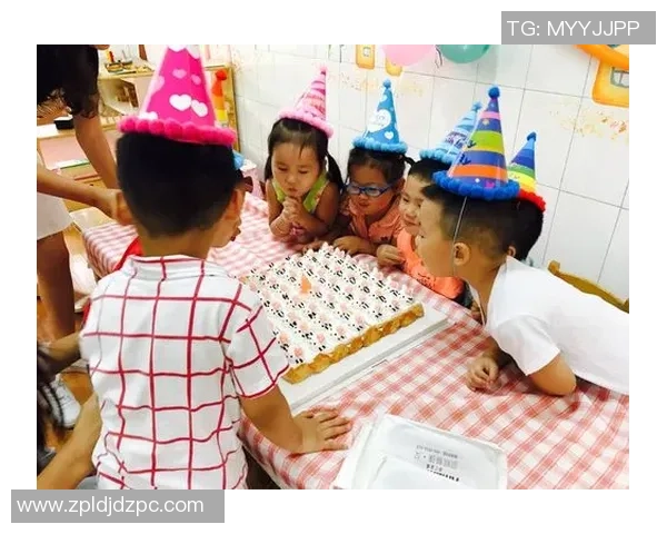 足球明星生日派对盛况空前众人齐聚为其吹蜡烛庆生